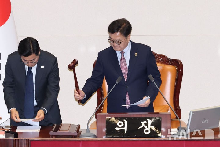 [서울=뉴시스] 권창회 기자 = 우원식 국회의장이 1일 서울 여의도 국회에서 열린 제424회 국회(임시회) 제7차 본회의에서 최상목 탄핵소추안 투표 중 사표 수리로 인한 불성립을 선포하고 있다.2025.05.01.