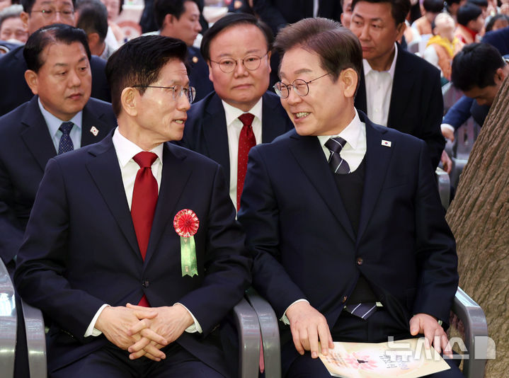 [서울=뉴시스] 최진석 기자 = 이재명 더불어민주당 대선 후보와 김문수 국민의힘 대선 후보가 5일 서울 종로구 조계사에서 열린 부처님오신날 봉축법요식에서 대화를 나누고 있다.(대통령실통신사진기자단) 2025.05.