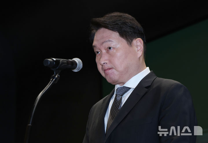 [서울=뉴시스] 이영환 기자 = 최태원 SK그룹 회장이 7일 오전 서울 중구 SK텔레콤 T타워 SUPEX홀에서 SK텔레콤의 해킹 사고와 관련해 대국민 사과를 하고 있다.(공동취재) 2025.05.07.photo@