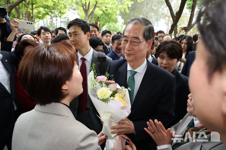 [서울=뉴시스] 조성우 기자 = 한덕수 무소속 대선 후보가 8일 김문수 국민의힘 대선 후보와의 단일화 관련 회동을 하기 위해 서울 여의도 국회 강변서재에 도착,<a href=