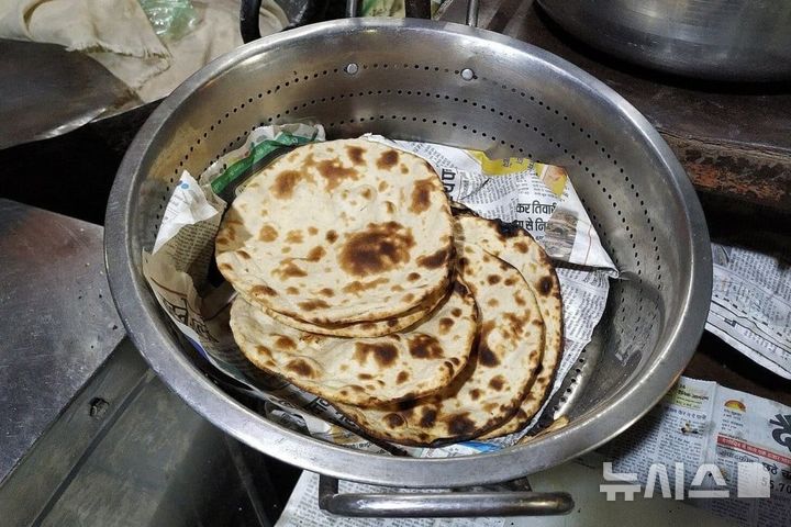 [서울=뉴시스] 인도의 한 결혼식장에서 인도 전통 빵 로티를 받는 순서를 놓고 다툼이 벌어져 10대 청소년 2명이 사망했다.(사진=SCMP) 