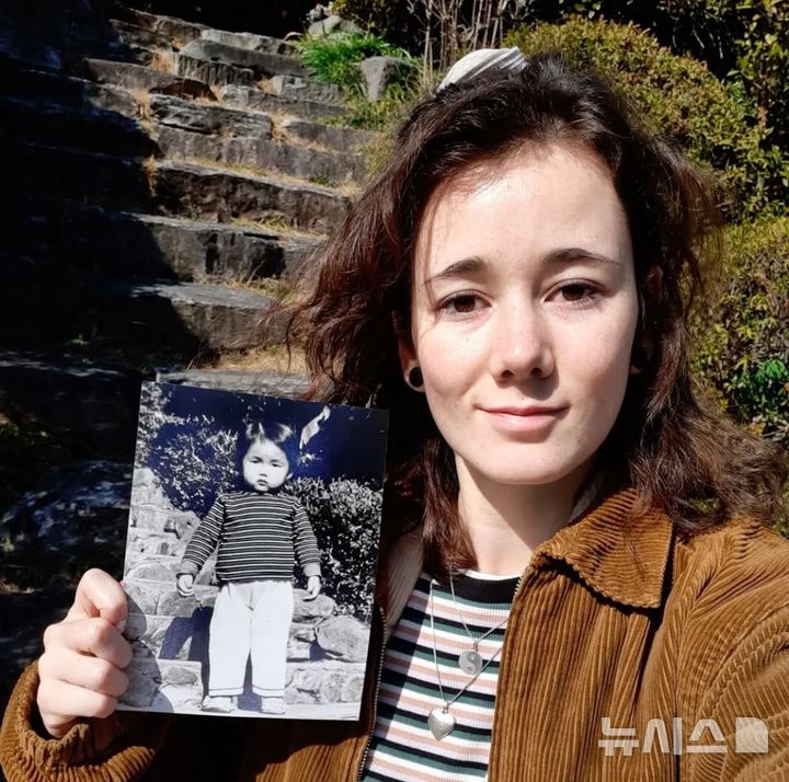 [서울=뉴시스] 해외입양인 2세인 마릿(30)이 광주시 남구 소재 한 사회복지시설에서 어머니의 사진을 들고 있다.해당 시설은 1996년까지 보육원으로 운영됐다.(사진=마릿 제공) 2025.05.11.photo@