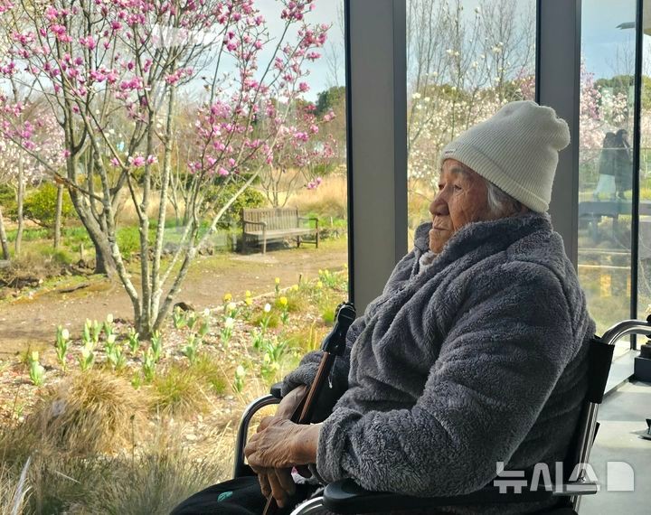 [제주=뉴시스] 임재영 기자 = 김춘부 할머니가 지난 3월30일 서귀포시 효돈동 '베케' 정원에서 1960년대부터 꽃밭을 만든 배경을 설명하고 나서 창밖을 바라보고 있다.2025.05.11.ijy788@newsi