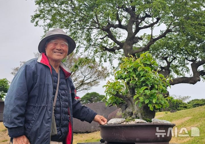 [제주=뉴시스] 임재영 기자= 성범영 생각하는 정원 원장은 5일 자신이 손수 일군 분재정원에서 밝은 미소를 보이며 분재에 담긴 철학을 이야기하고 있다.2025.05.11.