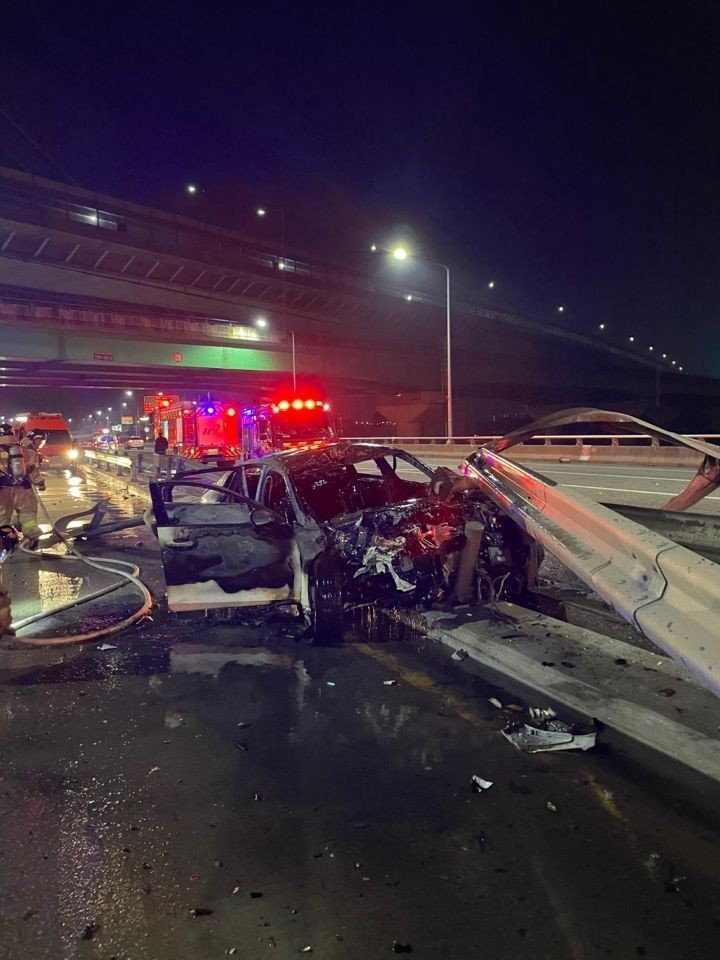 [아산=뉴시스] 11일 새벽 4시9분께 아산시 탕정면 매곡리 왕복 6차선 도로에서 난 교통사고로 K5 차량이 불에 타 현장에 출동한 소방대원이 17분 만에 진화를 끝냈다.(사진=아산소방서 제공) 2025.05.11