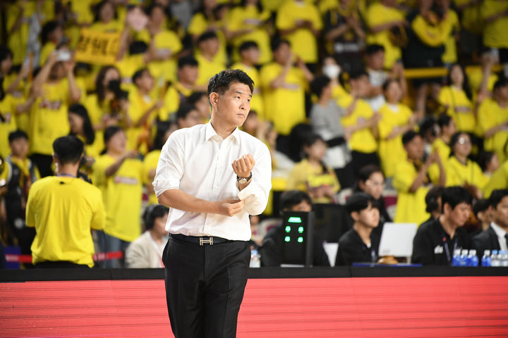 '100% 확률'에 못 닿은 <b>조상현</b> LG <b>감독</b> "완패…5차전서 끝내겠다"