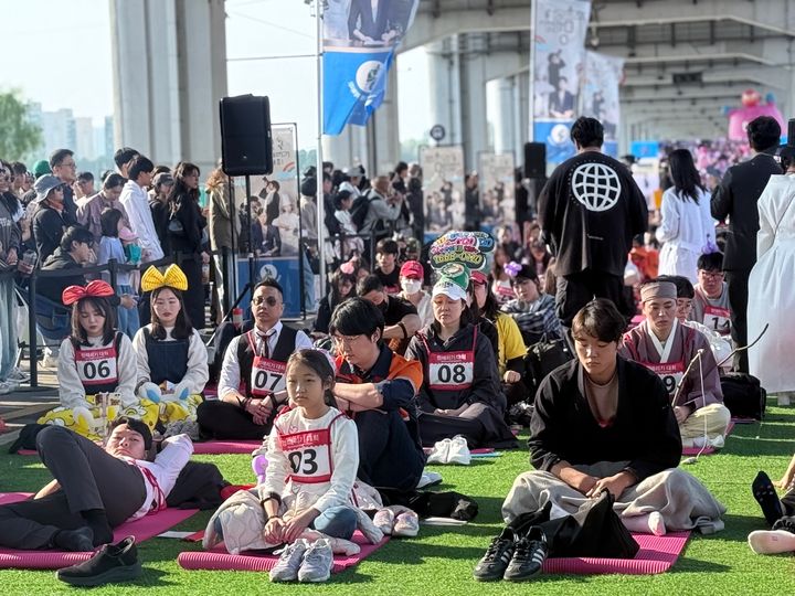 [서울=뉴시스] 11일 오후 서울 서초구 반포한강공원 잠수교에서 2025 한강멍때리기대회가 열렸다.2025.05.11  *재판매 및 DB 금지