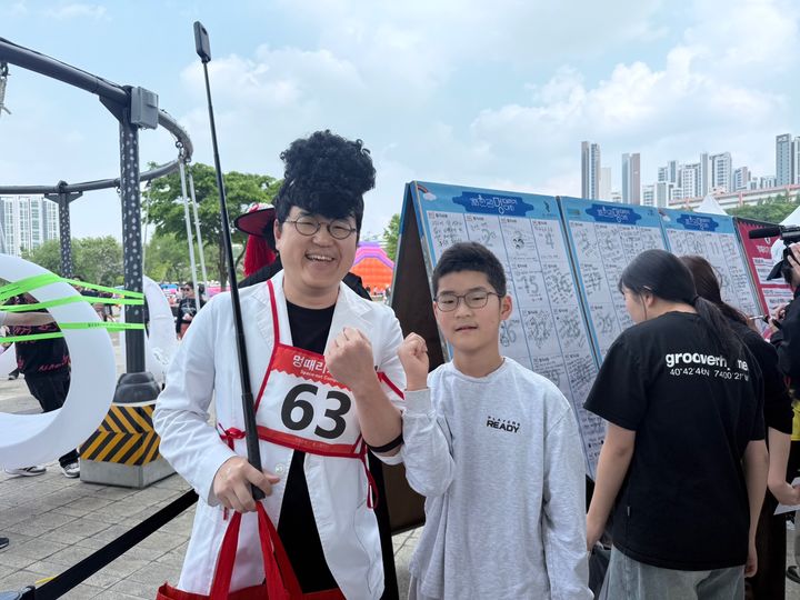 [서울=뉴시스] 2025 한강멍때리기대회에 아들과 함께 참석한 정우열(44)씨.2025.05.11.*재판매 및 DB 금지