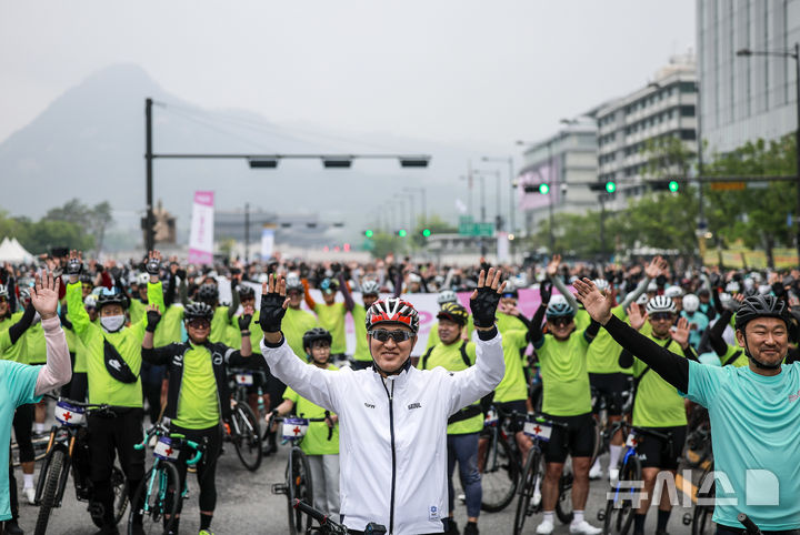 [서울=뉴시스] 정병혁 기자 = 오세훈 서울시장이 11일 서울 종로구 광화문광장에서 열린 2025 서울 자전거 대행진에서 기념촬영을 하고 있다.2025.05.11.