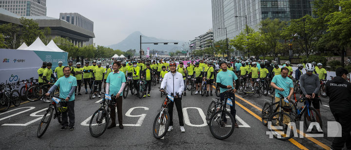 [서울=뉴시스] 정병혁 기자 = 11일 서울 종로구 광화문광장에서 열린 2025 서울 자전거 대행진에서 참가자들이 목적지인 상암 월드컵공원을 향해 힘차게 출발하고 있다.2025.05.11.jhope@newsis.