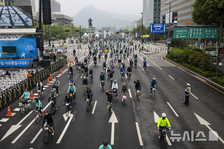 [서울=뉴시스] 정병혁 기자 = 11일 서울 종로구 광화문광장에서 열린 2025 서울 자전거 대행진에서 참가자들이 목적지인 상암 월드컵공원을 향해 힘차게 출발하고 있다.2025.05.11.jhope@newsis.