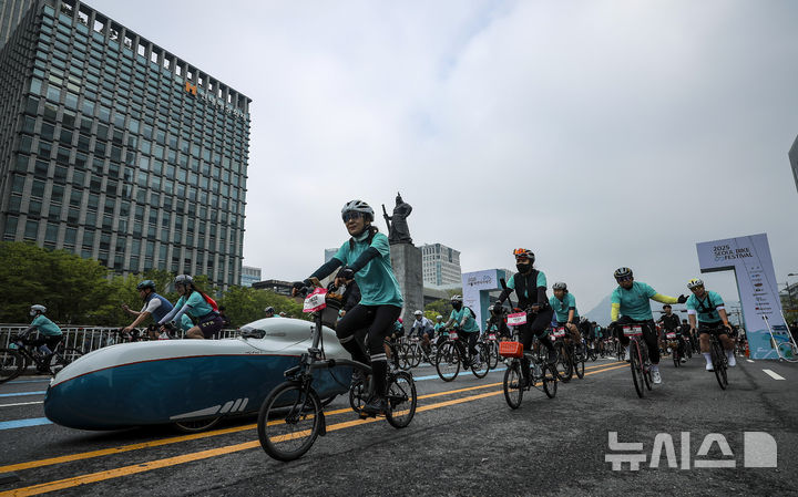 [서울=뉴시스] 정병혁 기자 = 11일 서울 종로구 광화문광장에서 열린 2025 서울 자전거 대행진에서 참가자들이 목적지인 상암 월드컵공원을 향해 힘차게 출발하고 있다.2025.05.11.jhope@newsis.