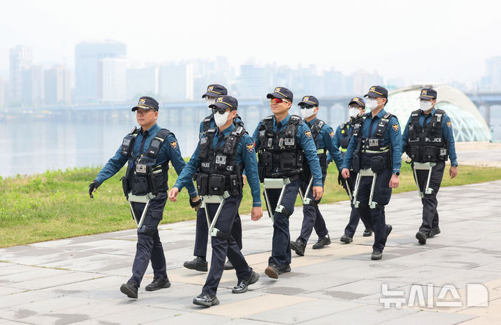 [서울=뉴시스] 김진아 기자 = 11일 서울 여의도 한강공원에서 열린 'K-스마트 순찰' 시범에서 서울경찰청 기동순찰대 등 대원들이 웨어러블 로봇을 착용하고 순찰을 하고 있다.서울경찰청은 '특별범죄예방활동강화기간'