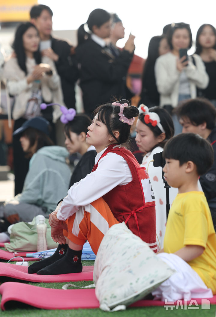[서울=뉴시스] 김진아 기자 = 11일 서울 반포한강공원 잠수교에서 열린 '2025 한강 멍 때리기 대회'에서 참가자들이 경연을 하고 있다.2025.05.11.