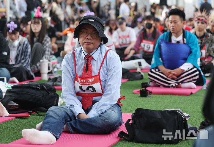 [서울=뉴시스] 김진아 기자 = 11일 서울 반포한강공원 잠수교에서 열린 '2025 한강 멍 때리기 대회'에서 참가자들이 경연을 하고 있다.2025.05.11.