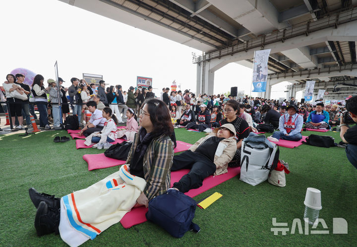 [서울=뉴시스] 김진아 기자 = 11일 서울 반포한강공원 잠수교에서 열린 '2025 한강 멍 때리기 대회'에서 참가자들이 경연을 하고 있다.2025.05.11.