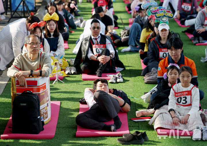 [서울=뉴시스] 김진아 기자 = 11일 서울 반포한강공원 잠수교에서 열린 '2025 한강 멍 때리기 대회'에서 참가자들이 경연을 하고 있다.2025.05.11.