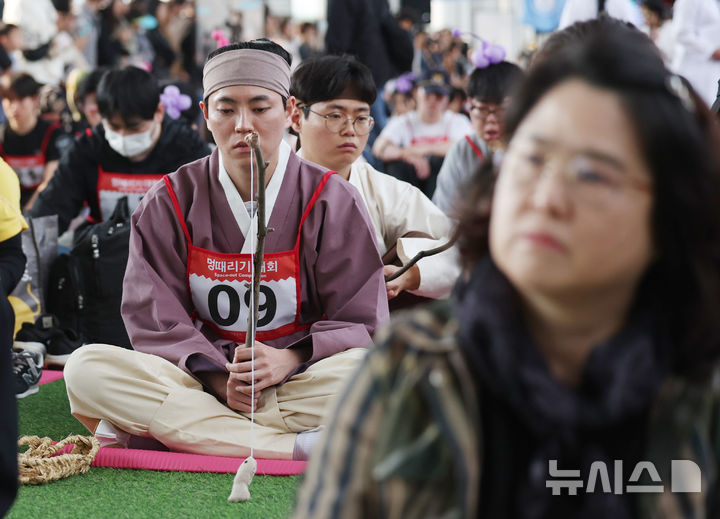 [서울=뉴시스] 김진아 기자 = 11일 서울 반포한강공원 잠수교에서 열린 '2025 한강 멍 때리기 대회'에서 참가자들이 경연을 하고 있다.2025.05.11.