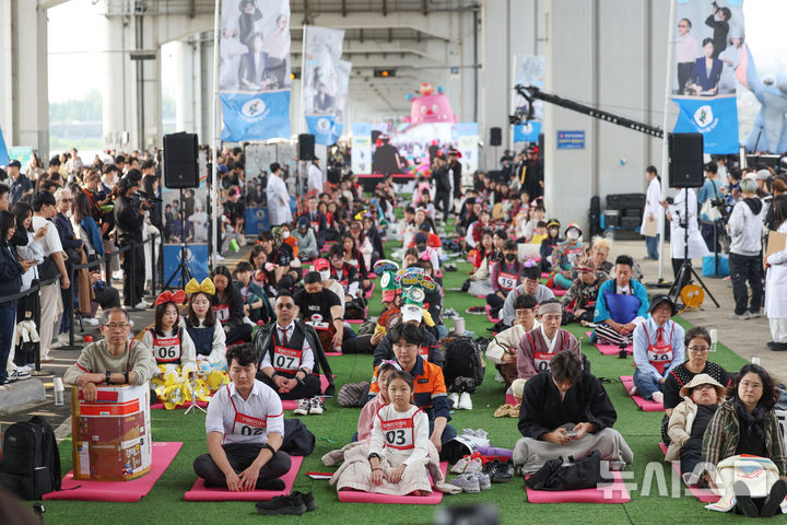 [서울=뉴시스] 김진아 기자 = 11일 서울 반포한강공원 잠수교에서 열린 '2025 한강 멍 때리기 대회'에서 참가자들이 경연을 하고 있다.2025.05.11.