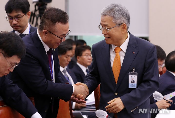 [서울=뉴시스] 이영환 기자 = 김동철(오른쪽) 한국전력공사 사장과 황주호 한국수력원자력 사장.2023.10.19.