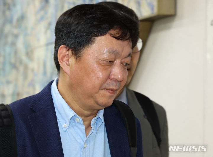 [서울=뉴시스] 황준선 기자 = 정진상 전 더불어민주당 대표실 정무조정실장이 21일 오전 서울 서초구 서울중앙지방법원에서 열린 대장동 배임 및 성남FC 뇌물수수 의혹 관련 공판에 출석하고 있다.2024.05.21.
