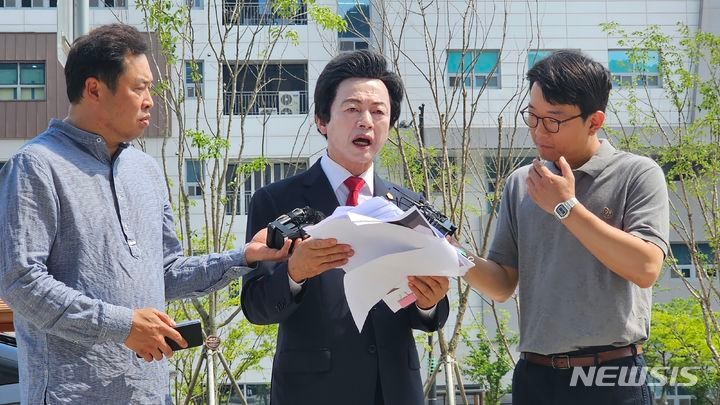 [의정부=뉴시스] 송주현 기자 = 신도를 성추행한 혐의로 고소당한 허경영 국가혁명당 명예대표가 19일 오후 경찰의 2차 조사를 앞두고 경기북부경찰청 앞에서 자신의 입장을 밝히고 있다.2024.07.19 atia@n