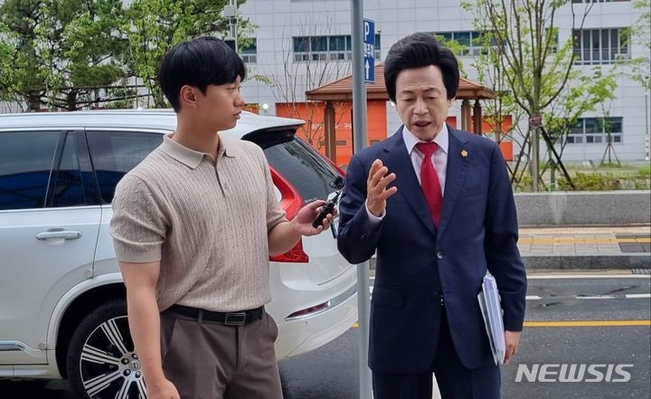 [의정부=뉴시스] 김도희 기자 = 신도를 성추행한 혐의로 고소당한 허경영 국가혁명당 명예대표가 23일 오후 3시 30분께 경찰의 3차 조사를 앞두고 경기북부경찰청 앞에서 자신의 입장을 밝히고 있다.2024.07.2