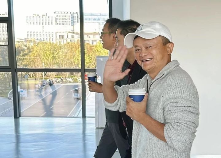 [서울=뉴시스] &#65279;&#65279;중국 최대 전자상거래 기업 알리바바그룹 설립자인 마윈이 공식 행사에 모습을 드러내면서 그의 경영복귀설이 제기됐다.사진은 마윈이 지난해 12월 29일 저장성 항저우의 알리