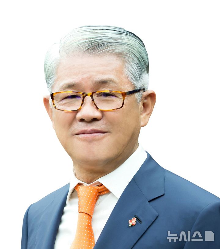 [서울=뉴시스]최신원 대한펜싱협회 회장.(사진=대한펜싱협회 제공)