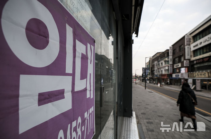 [서울=뉴시스] 정병혁 기자 = 사진은 지난 1월 8일 서울시내 상가에 임대문의 안내문이 붙어있는 모습.2025.01.08.