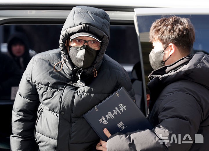 '이권 개입' 의혹 <b>건진법사</b> …<b>김건희 목걸이</b> 질문에 '묵묵부답'