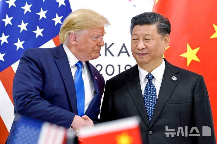 [오사카=AP/뉴시스] 도널드 트럼프 미국 대통령(왼쪽)과 시진핑 중국 국가주석이 2019년 6월29일 일본 오사카에서 열린 주요 20개국(G20) 정상회의에 참석해 악수하고 있다.2025.05.12.