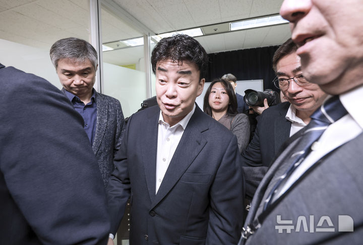 [서울=뉴시스] 정병혁 기자 = 백종원 더본코리아 대표가 28일 서울 서초구의 한 회의공간에서 열린 더본코리아 주주총회를 마친 뒤 이동하고 있다.2025.03.28.