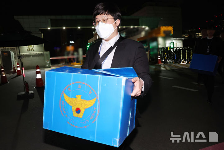 [서울=뉴시스] 조수정 기자 = 경찰 비상계엄 특별수사단이 16일 서울 용산 대통령실 청사에서 압수수색을 시도를 마친 뒤 철수하며 포렌식 장비와 압수물품 박스를 차량으로 옮기고 있다.2025.04.16.chocr