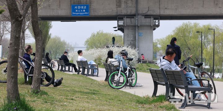 [서울=뉴시스] 고범준 기자 = 낮 기온이 25도를 웃돌아 곳곳에 초여름 날씨가 나타난 18일 서울 영등포구 여의도한강공원에서 시민들이 여유로운 시간을 보내고 있다.2025.04.18.