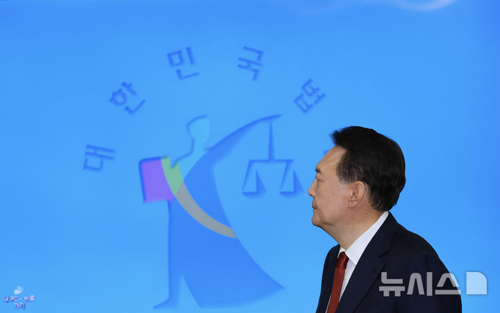 [서울=뉴시스] 사진공동취재단 = 윤석열 전 대통령이 지난달 21일 오전 서울 서초구 서울중앙지방법원에서 열린 내란 우두머리 혐의에 대한 두 번째 정식 재판에 출석하고 있다.2025.04.21.photo@news