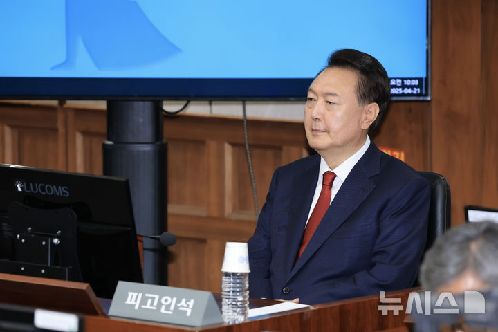 [서울=뉴시스] 사진공동취재단 = 윤석열 전 대통령이 내란 혐의 재판을 받기 위해 법원에 출입하는 모습이 오늘 처음으로 공개된다.사진은 윤 전 대통령이 지난달 21일 재판 시작을 기다리는 모습.2025.04.21