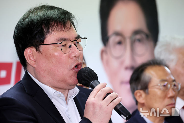 [서울=뉴시스] 조성우 기자 = 유동규 전 성남도시개발공사 기획본부장이 지난 7일 오전 서울 여의도 김문수 국민의힘 대선후보 캠프 사무실에서 이인제 전 의원 등 전직 국회의원 209명의 김 후보 지지 성명서 발표식에