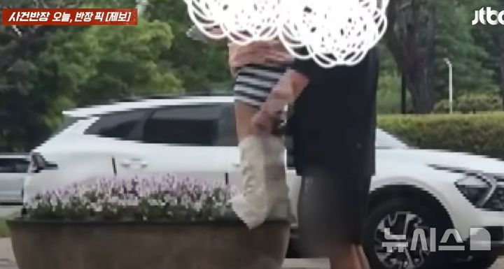 [서울=뉴시스] 호텔 입구 화단에서 아이에게 소변을 보게 한 남성의 모습이 포착돼 논란이 일고 있다.(사진=JTBC '사건반장')