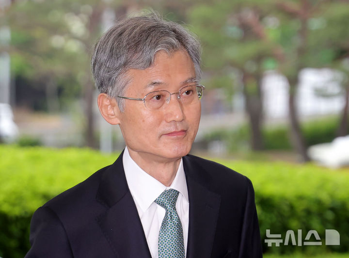 [서울=뉴시스] 홍효식 기자 = 더불어민주당이 이재명 대선 후보의 파기환송 판결 관련 조희대 대법원장에게 자진 사퇴를 공식 요구한 가운데 조 대법원장이 9일 오전 서울 서초구 대법원으로 출근하고 있다.2025.05