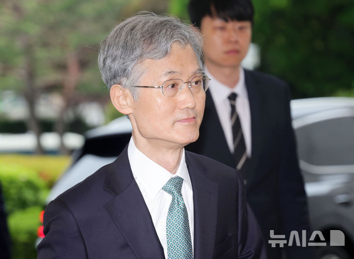 [서울=뉴시스] 홍효식 기자 = 더불어민주당이 이재명 대선 후보의 파기환송 판결 관련 조희대 대법원장에게 자진 사퇴를 공식 요구한 가운데 조 대법원장이 9일 오전 서울 서초구 대법원으로 출근하고 있다.2025.05
