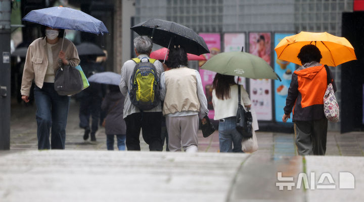 [서울=뉴시스] 김선웅 기자 = 전국에 비가 내린 지난 9일 서울 청계천 인근에서 우산을 쓴 시민들이 길을 걷고 있다.2025.05.09.