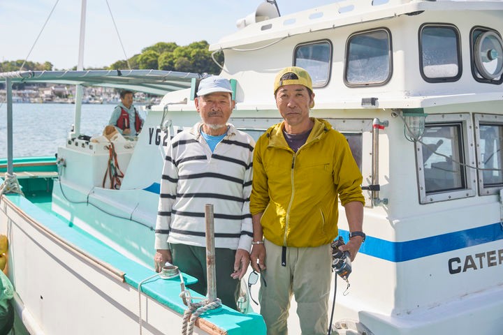 [오사카=뉴시스] 11일 오전 다츠노 무로츠항에 정박한 조선통신사선의 현지 뱃길을 안내한 카타가와 키요노부(片川&#28165;伸)와 하라 코지(原康司) 세토내해전통항해협회장(오른쪽) (사진=국가유산청 제공) 2025