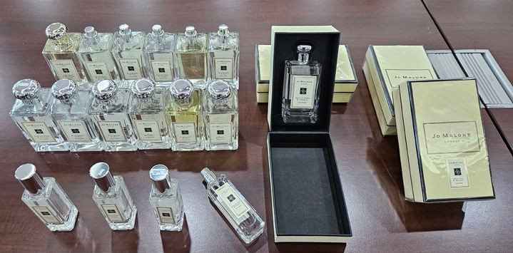[서울=뉴시스] 사진은 A씨가 중국산 저가 화장품을 국내에 유명 화장품으로 둔갑해 유통 시킨 화장품.2025.05.12.(사진=인천공항본부세관 제공)  *재판매 및 DB 금지