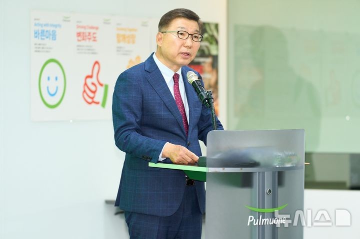 [서울=뉴시스] 이우봉 풀무원 총괄 최고경영자(CEO)는 12일 서울시 강남구 본사에서 열린 창사 41주년 기념식에서 '신경영선언'을 선포하며 글로벌 넘버원(No.1) 지속가능식품기업으로의 제2의 도약 의지를 밝히고