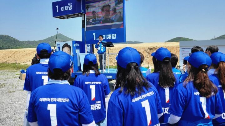 [세종=뉴시스] 송승화 기자 = 12일 세종시 세종동,국회 세종의사당 예정지에서 강준현 국회의원이 설명을 하고 있다.2025.05.12.*재판매 및 DB 금지