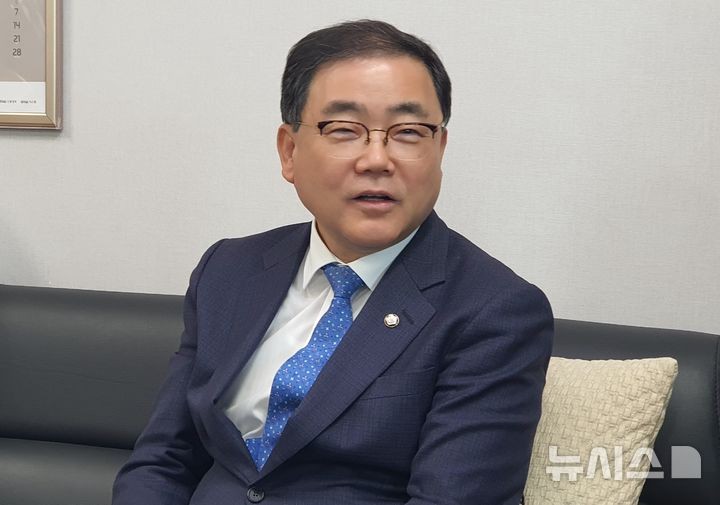 [창원=뉴시스] 강경국 기자 = 더불어민주당 허성무(창원시 성산구) 의원이 7일 경남 창원시청 프레스센터를 방문해 기자들과 간담회를 갖고 있다.2025.05.12.