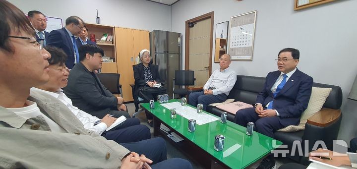 [창원=뉴시스] 강경국 기자 = 더불어민주당 허성무(창원시 성산구) 의원이 7일 경남 창원시청 프레스센터를 방문해 기자들과 간담회를 갖고 있다.2025.05.12.