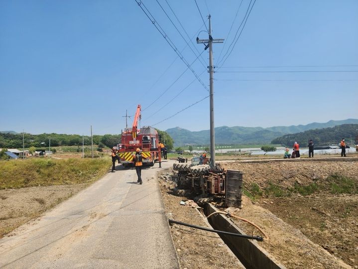 [서산=뉴시스] 12일 낮 12시26분께 충남 서산시 고북면 신성리 한 농로에서 트랙터 전도사고가 발생해 현장에 출동한 소방당국이 수습하고 있다.(사진=독자 제공) 2025.05.12.