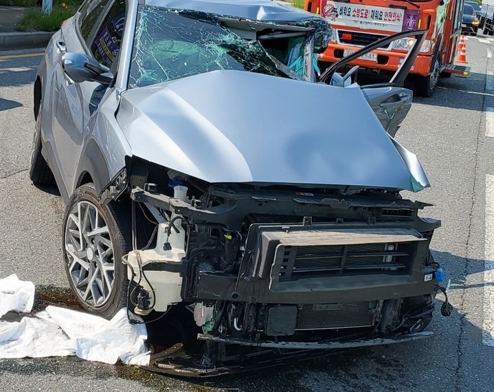 [울산=뉴시스] 박수지 기자 = 12일 오후 울산시 북구 호계동 상안교 사거리 인근에서 통근버스와 SUV차량이 충돌해 차량이 파손돼 있다.(사진=울산소방본부 제공) 2025.05.12.photo@newsis.c